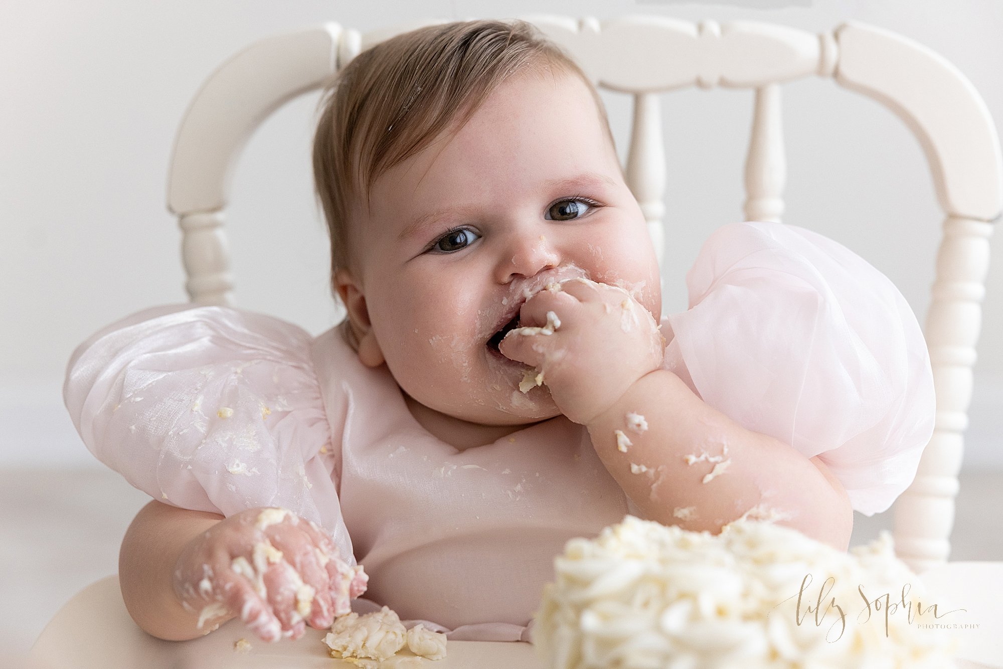 intown-atlanta-morningside-decatur-brookhaven-buckhead-natural-light-studio-milestone-first-birthday-baby-girl-family-portraits-cake-smash-photoshoot_0673.jpg