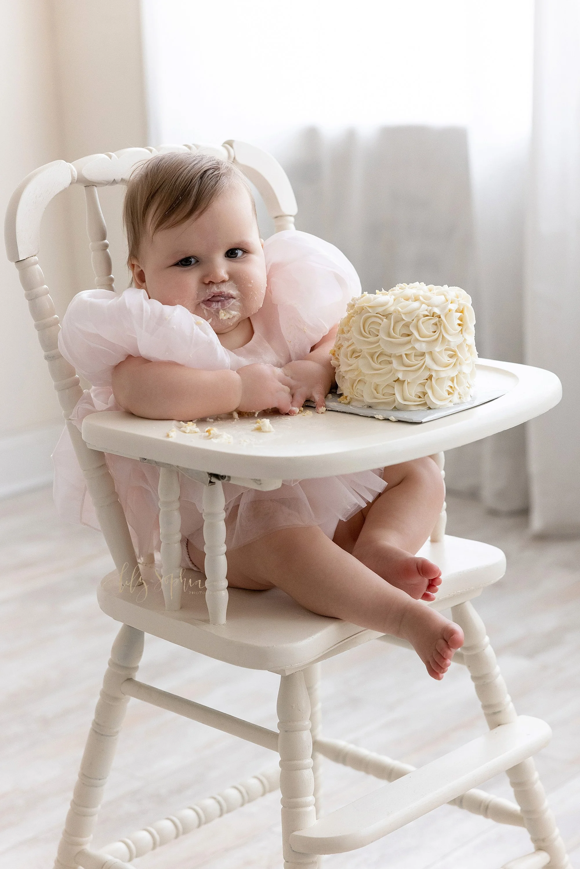 intown-atlanta-morningside-decatur-brookhaven-buckhead-natural-light-studio-milestone-first-birthday-baby-girl-family-portraits-cake-smash-photoshoot_0675.jpg