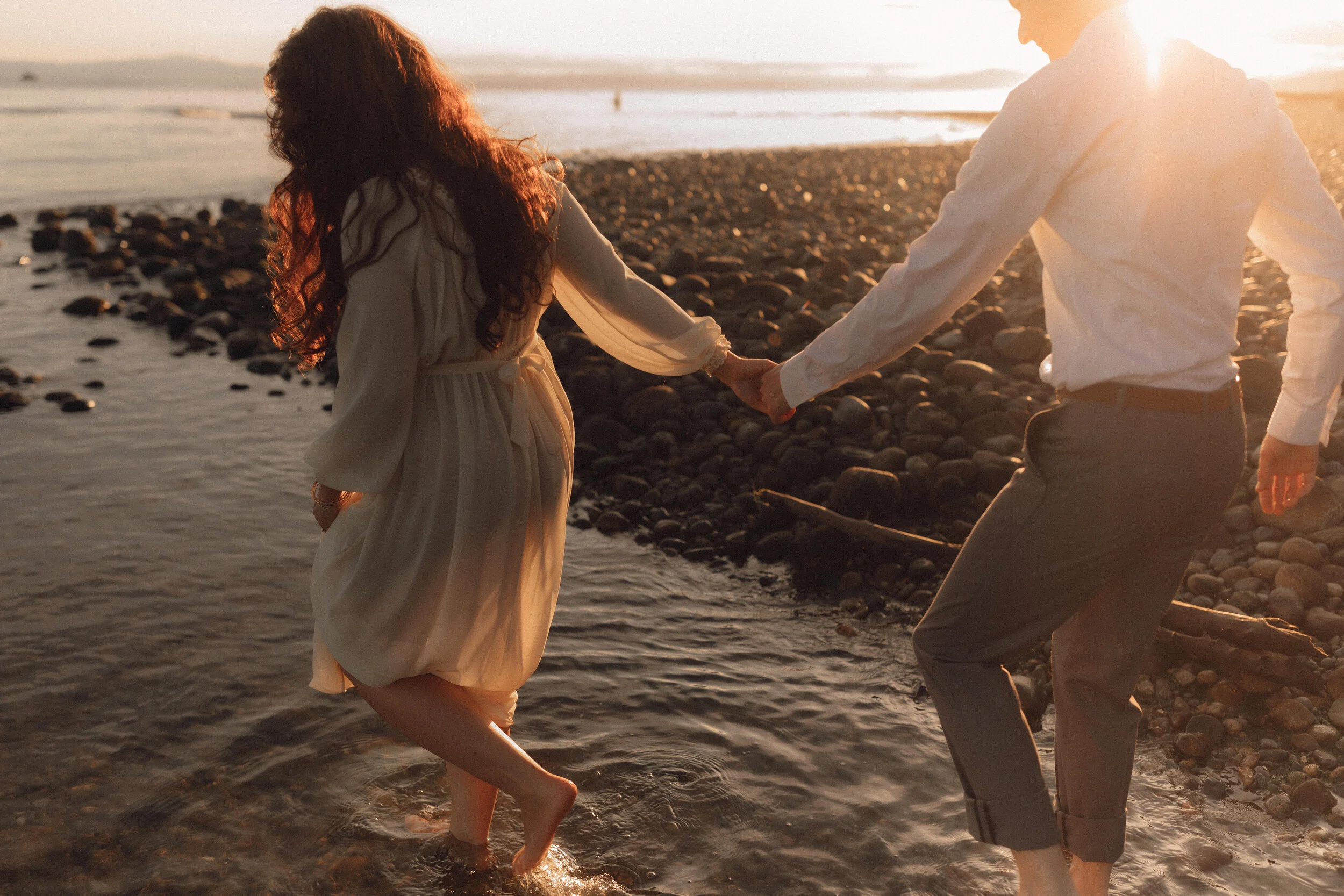  Golden Hour Couple’s Photos at the Beach in Gibsons on the Sunshine Coast  