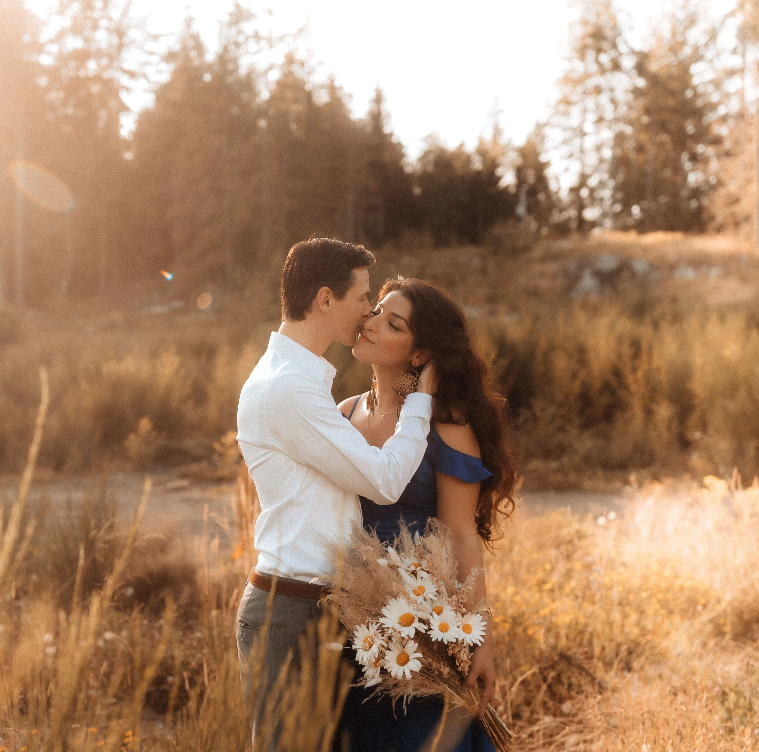  Golden Hour Couple’s Photos at the Beach in Gibsons on the Sunshine Coast  