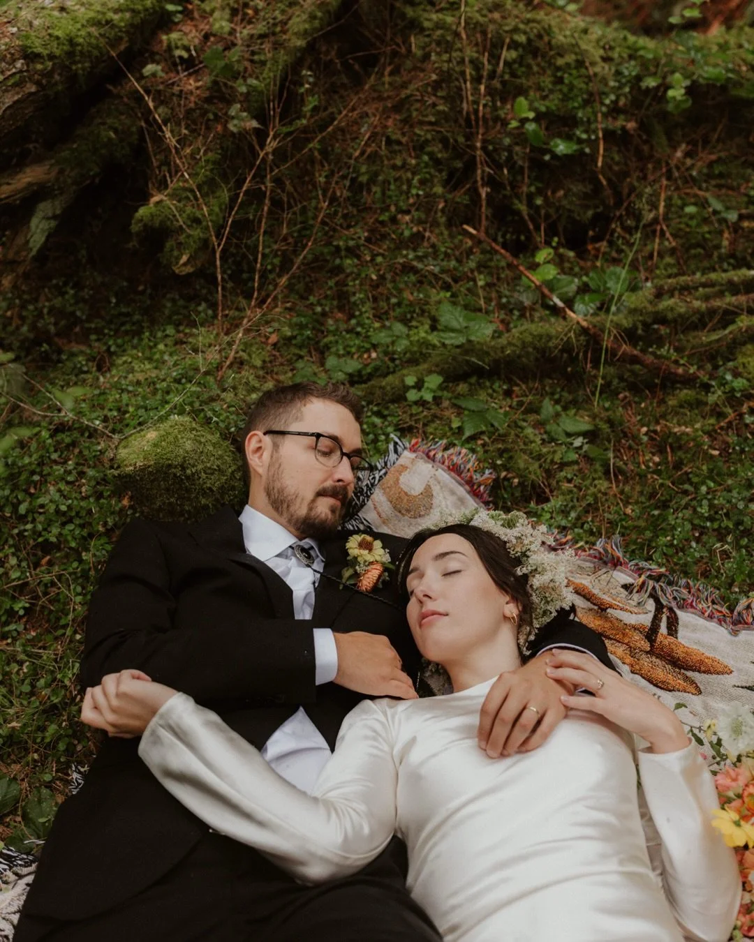 E + A&rsquo;s moody autumn elopement in the Sechelt Inlet on the Sunshine Coast, BC.

Low clouds drifting through the trees, rain falling softly, keeping each other cozy with champagne shared on a blanket in a mossy rainforest.

This intimate Sunshin