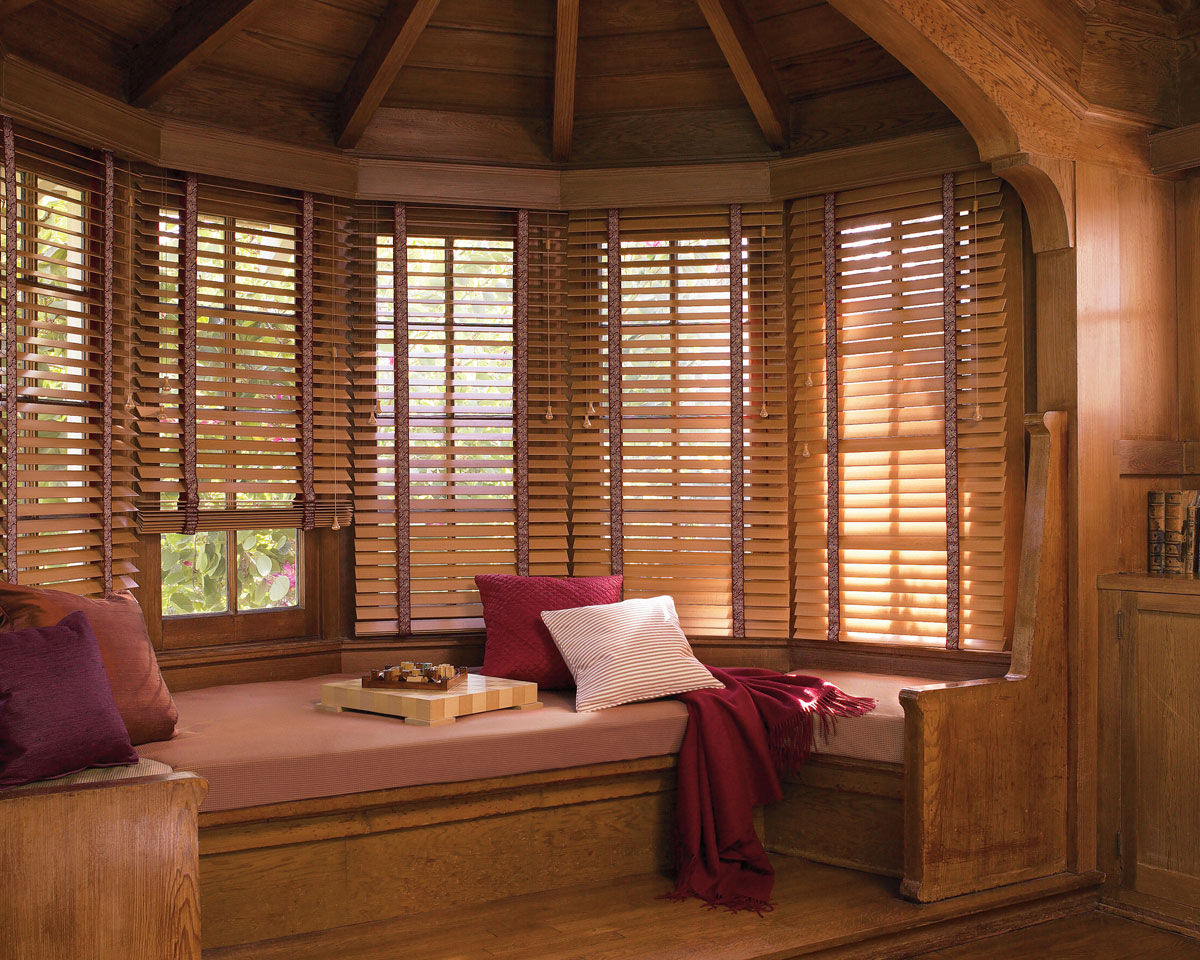 wood-blinds-design-for-classic-home.jpg