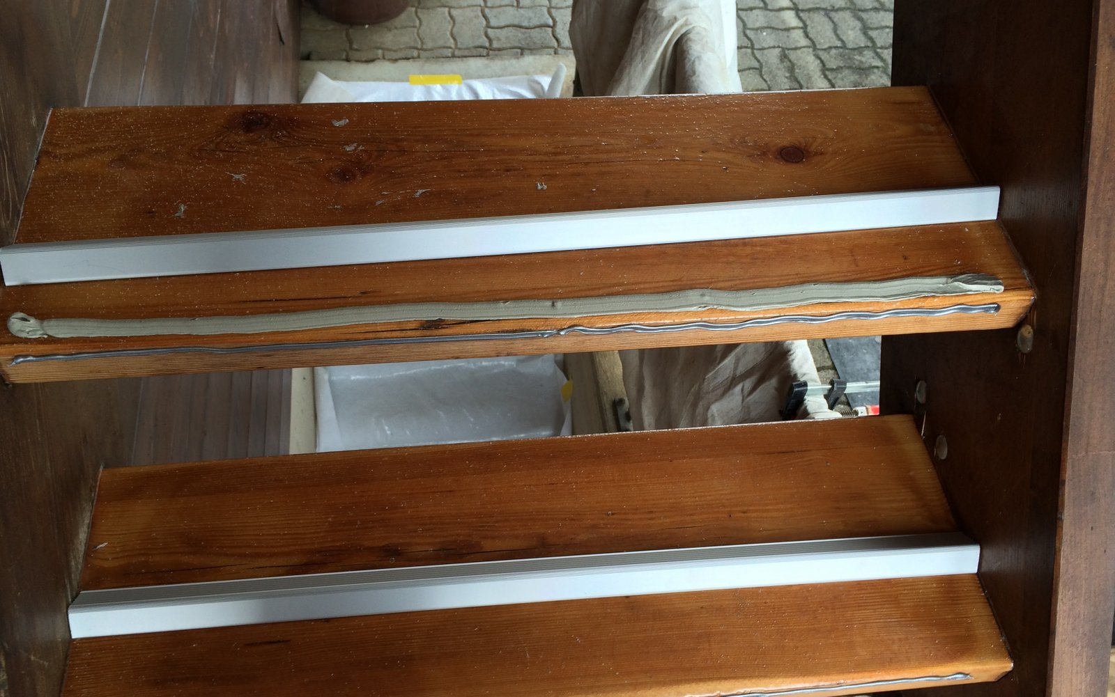 Rutschfeste Beschichtung auf Holztreppe
