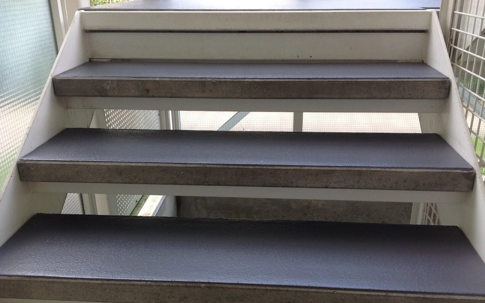Betontreppe Mit Flussigkunststoff Beschichten