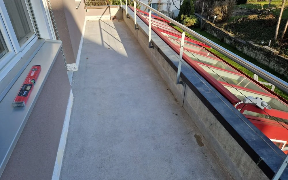 Vorbereiteter Betonuntergrund nach dem Schleifen – Balkonsanierung Uetendorf Kanton Bern