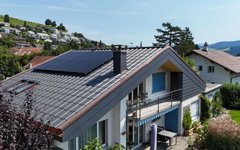 Dachsanierung mit Photovoltaik-Aufdach-Anlage in Grosshöchstetten