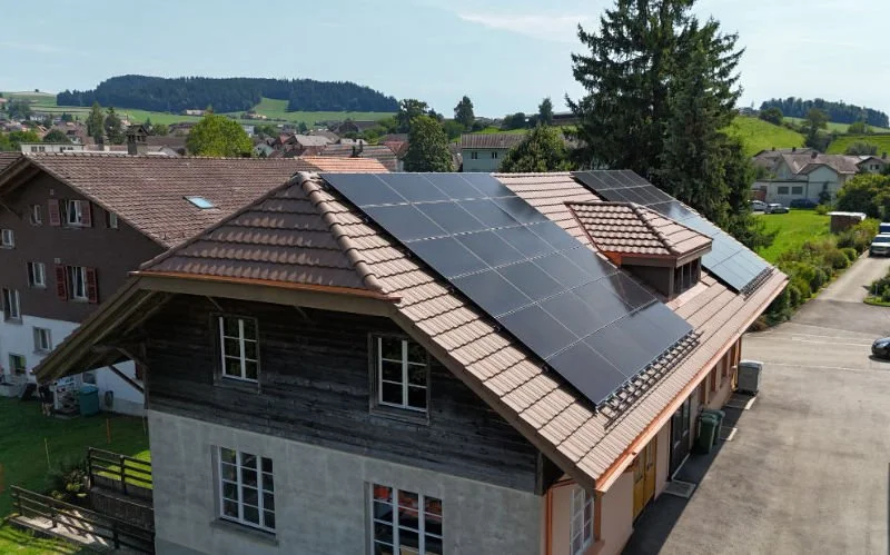 Dachsanierung mit Aufdach-Photovoltaik im Emmental