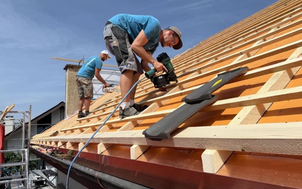 Montage Dachlattung als Unterkonstruktion für die Ziegel bei Dachsanierung
