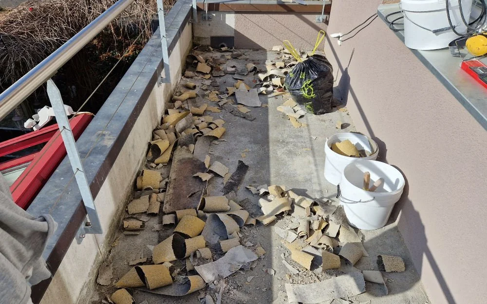 Entfernen der alten Balkonabdichtung in Uetendorf – Flexobau Heimberg AG