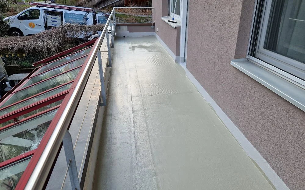 Flüssigkunststoff-Abdichtungsharz mit Vliesarmierung auf Balkon – Flexobau Heimberg AG Uetendorf