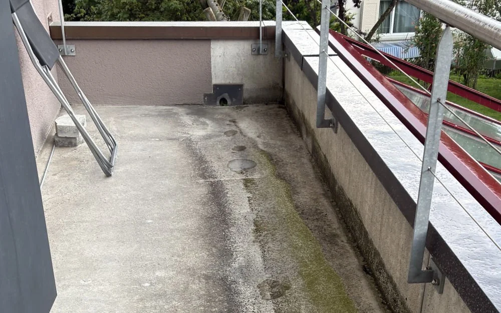 Undichter Betonbalkon in Uetendorf vor der Sanierung – Feuchtigkeitsflecken sichtbar