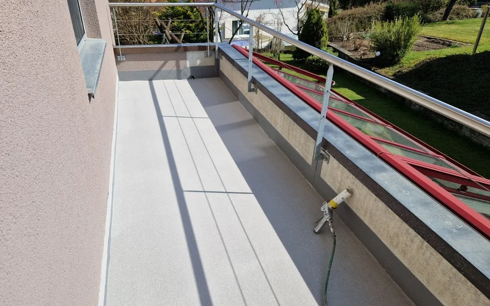 Quarzsandeinstreuung in Balkobeschichtung Uetendorf – Flexobau Flüssigkunststoff Top-System
