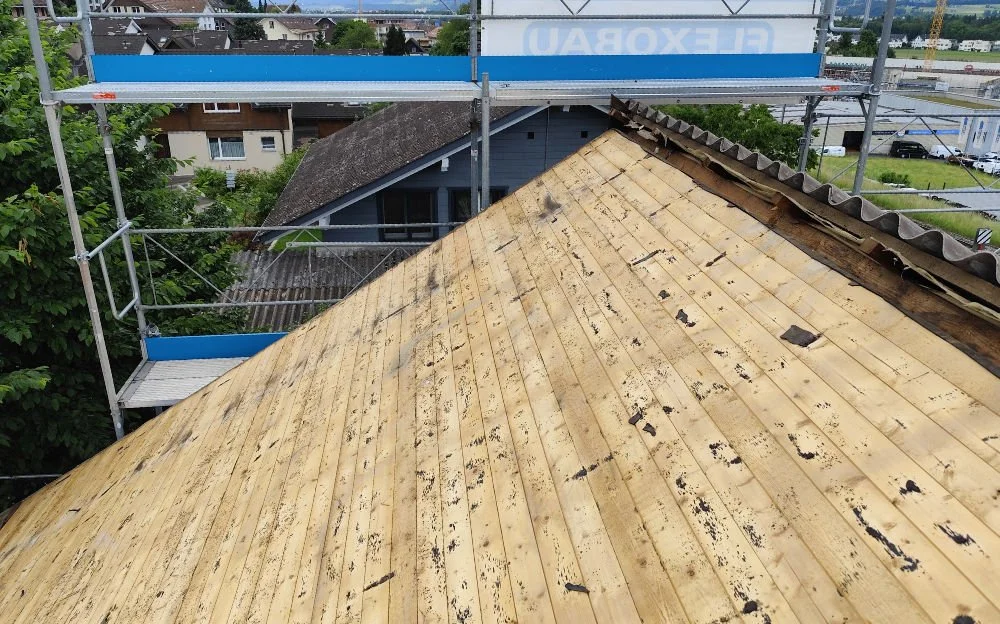 Dachschalung als Grundlage für neuen Dachaufbau bei Dachsanierung