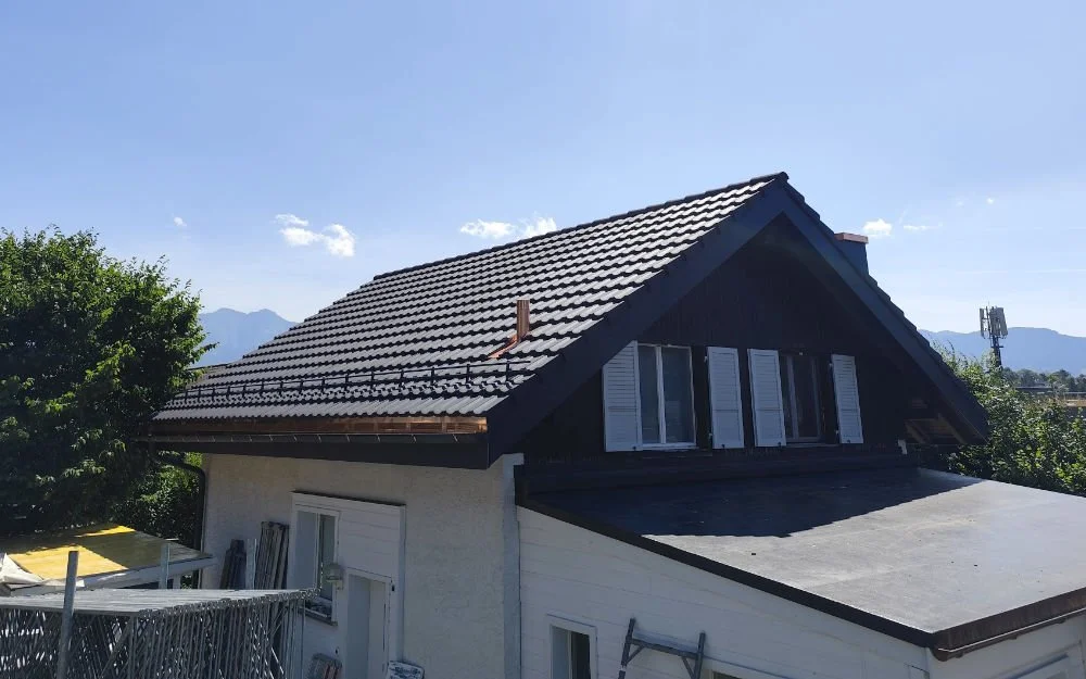 Headerbild abgeschlossene Dachsanierung mit Wärmedämmung und Tonziegeln – Dachsanierung mit Dämmung – Schutz vor Hitze und Kälte