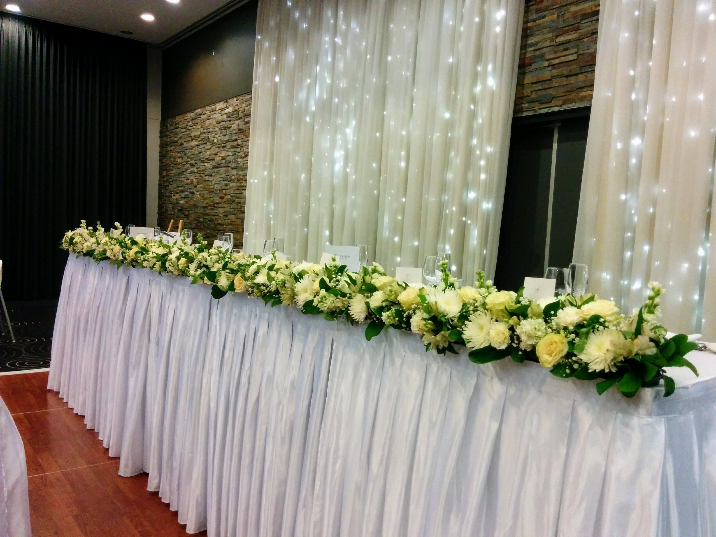 bridal table hedge white tones.jpg