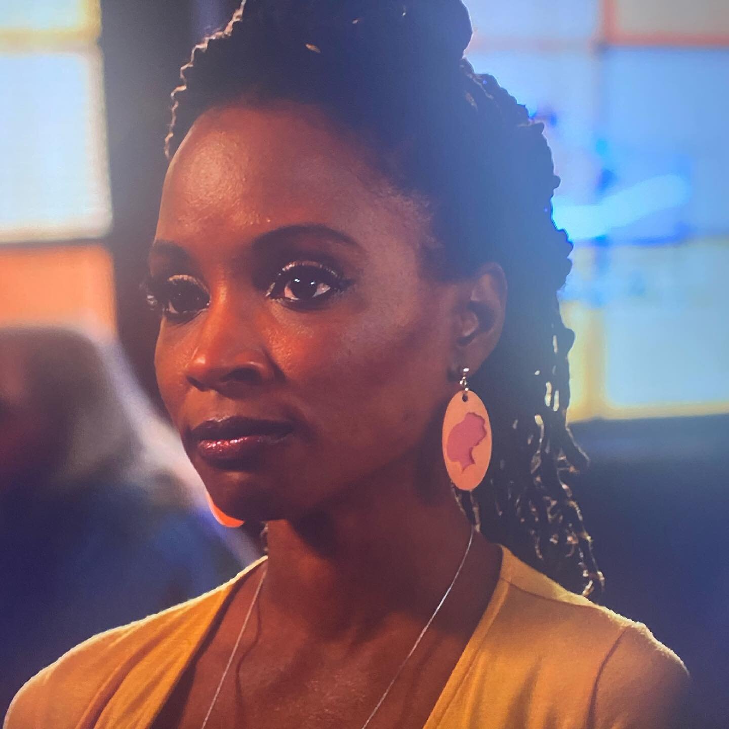 Exciting news! Mega Gal in a unreleased color showed up on the series finale of Shameless. How incredible does @shanolahampton look😍

.
.
.
.
.
.
.
#nozwe #elizabethnozwe #handmade #madeinLA #madeinLeimert #blackgirlmagic #leimertparkartwalk #leimer