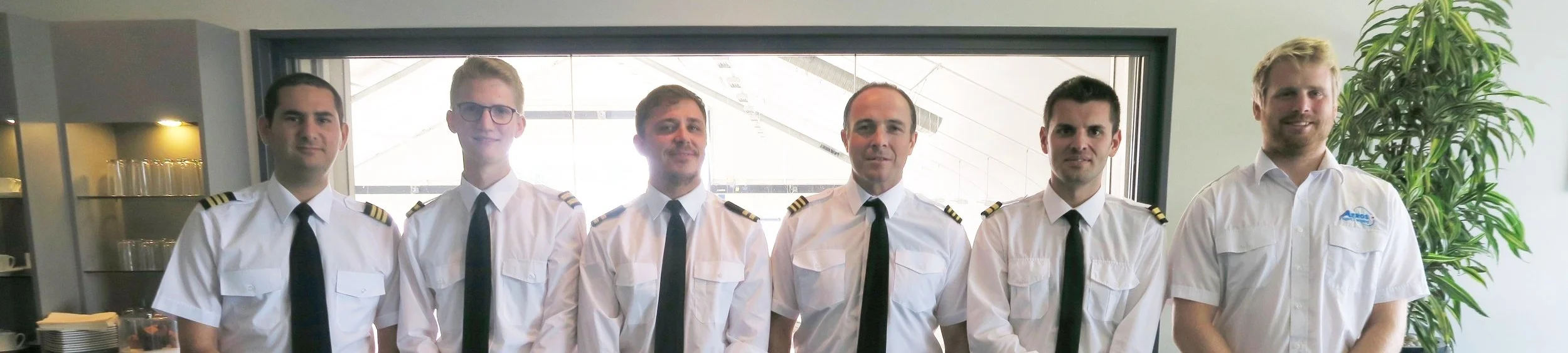 Raz (left) with his fellow APS MCC class graduates who now fly for the likes of Wizz Air, TUI and Ryanair.