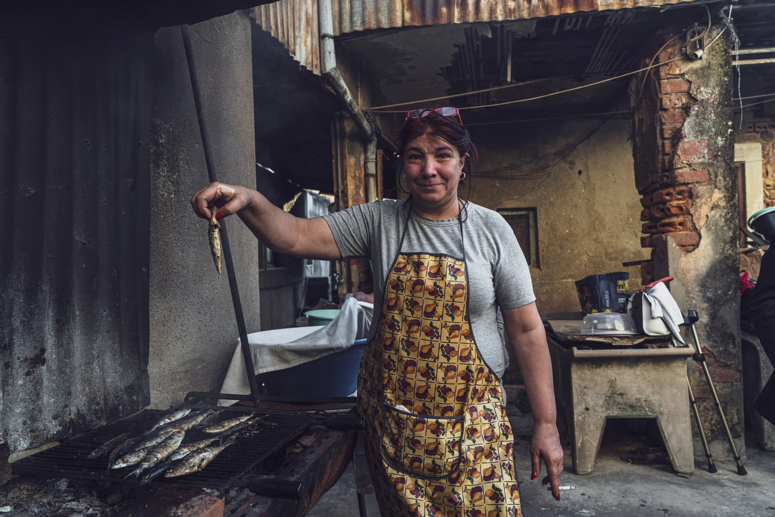 Adelaide a assar as sardinhas