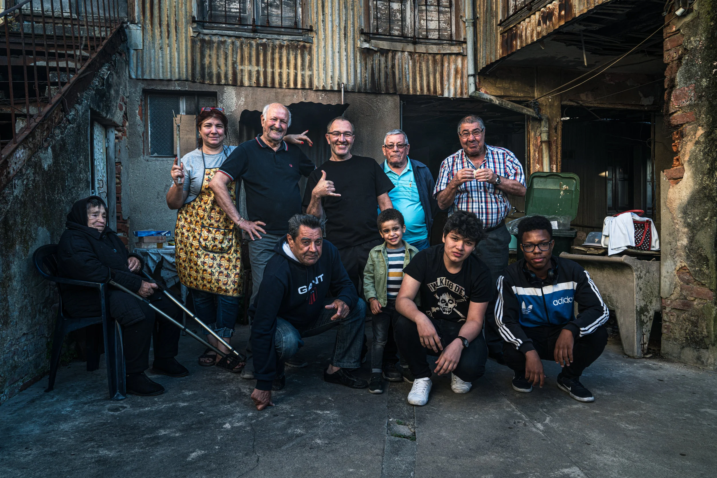 Os homens cuidadosamente vigiados por Maria, a última e mais nova da sua geração.