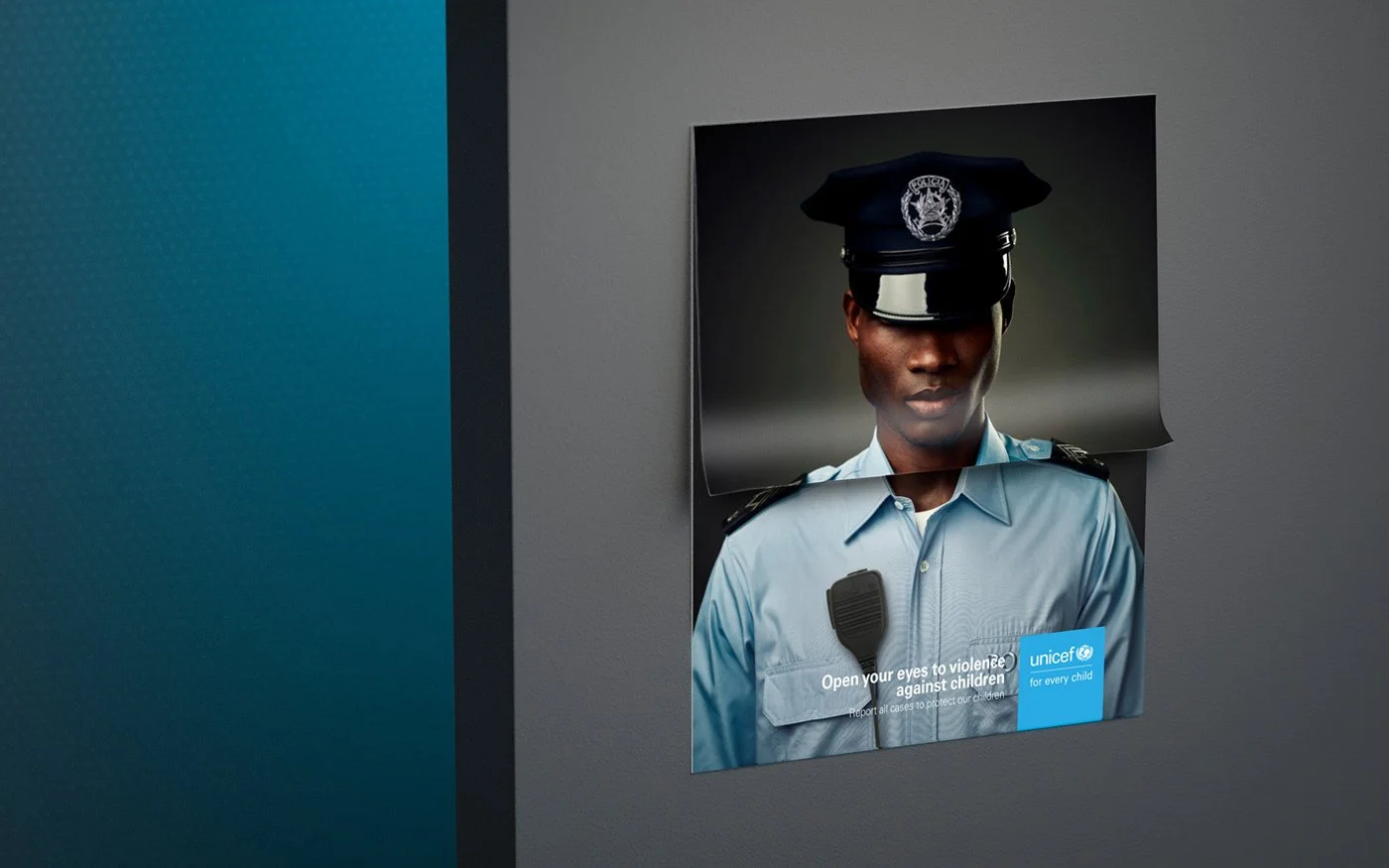2PAREDE-COM-POSTER-policia.2612580.jpg