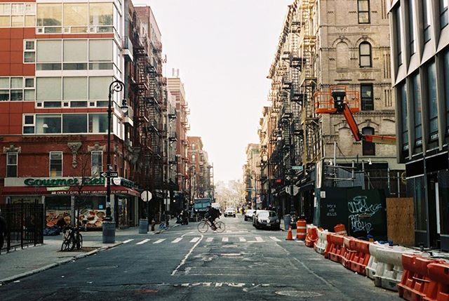 LES expanse 🙌, surprising color and range from film!
.
.
.
.
.
.
.
.
.
.
.
.
.
.
.
.
#nyc #nyc_explorers #nycstreetphotography #streetshot #streets_storytelling #streetphotography #35mm #nikonf3 #filmisnotdead #filmphotography #film #lowereastside #