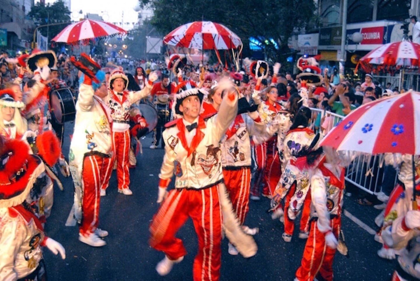 Feliz Carnaval! 🎭🎊🎪 

Although this year may look different than year's past, we hope you all enjoy the feriado. For some history of carnaval in Buenos Aires, check out this article (in spanish): https://www.cultura.gob.ar/historia-del-carnaval-en