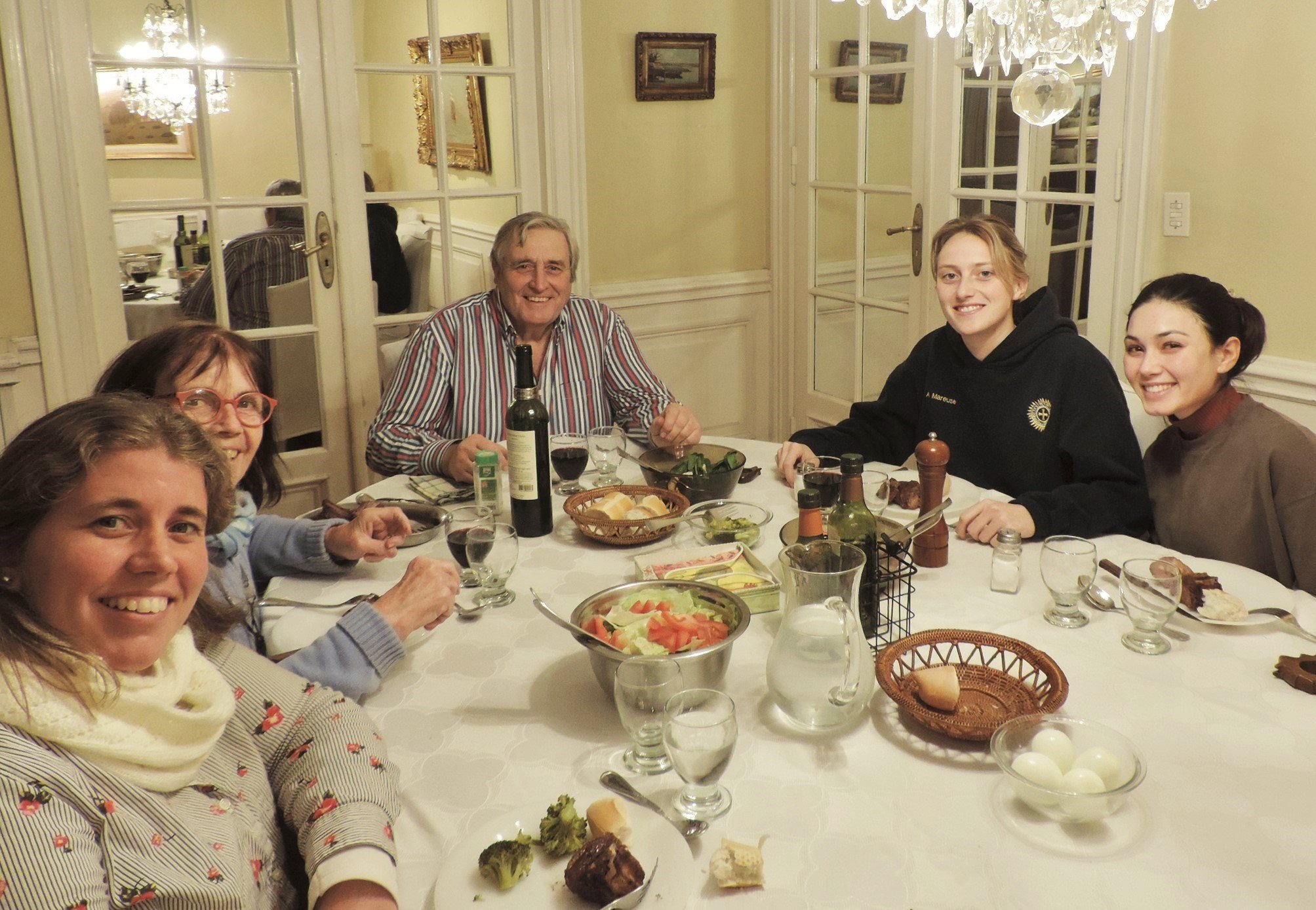 220601 mesa comedor festejando cumpleaños de Adare.JPG