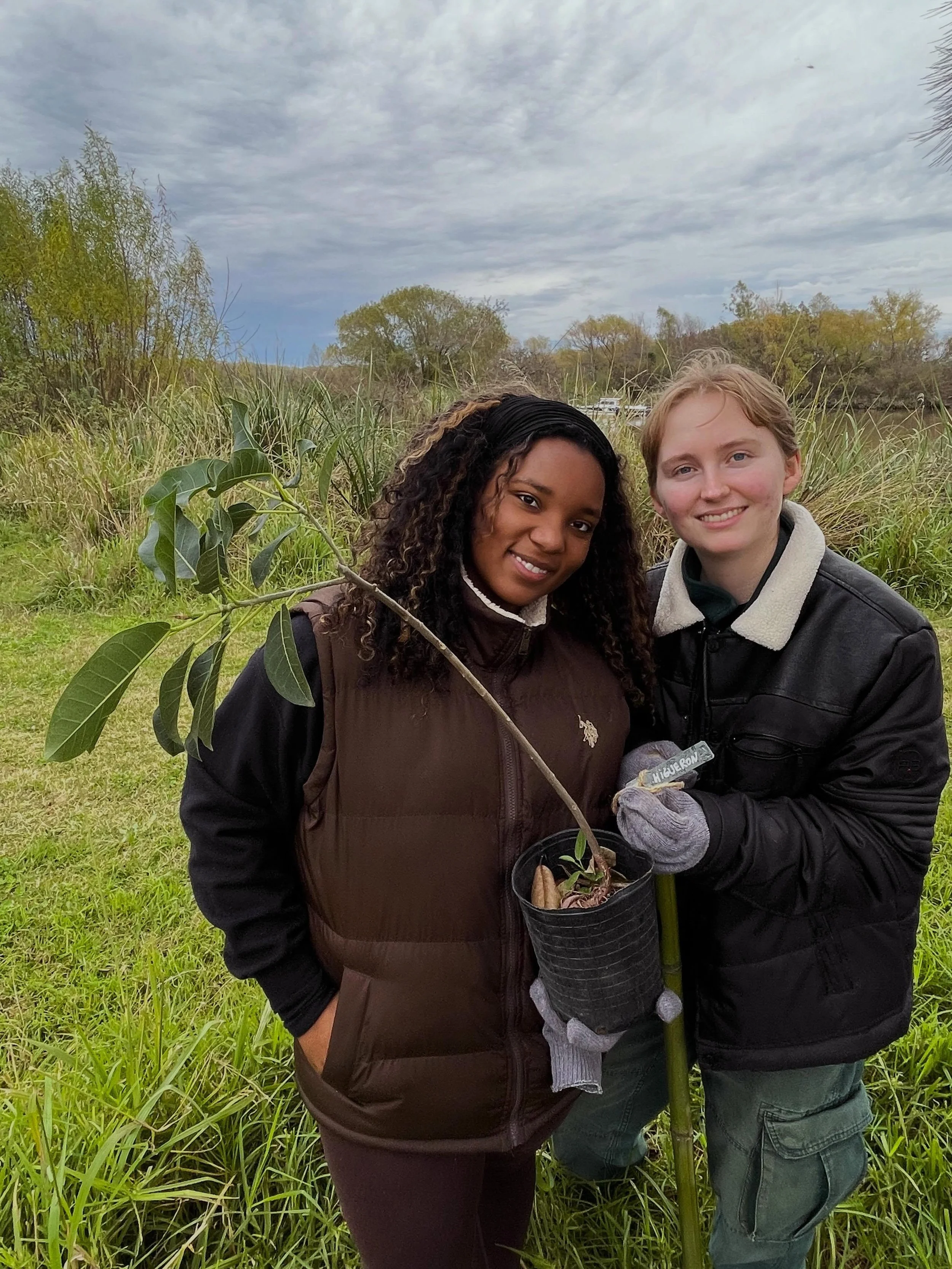 🌿 Versi&oacute;n en espa&ntilde;ol a continuacci&oacute;n

Giving back to nature, one volunteer day at a time. 🪾💚

This year, Puentes Abroad hosted our first-ever Eco-Community Impact Day in partnership with @avesargentinas at @reservaachalay -a p