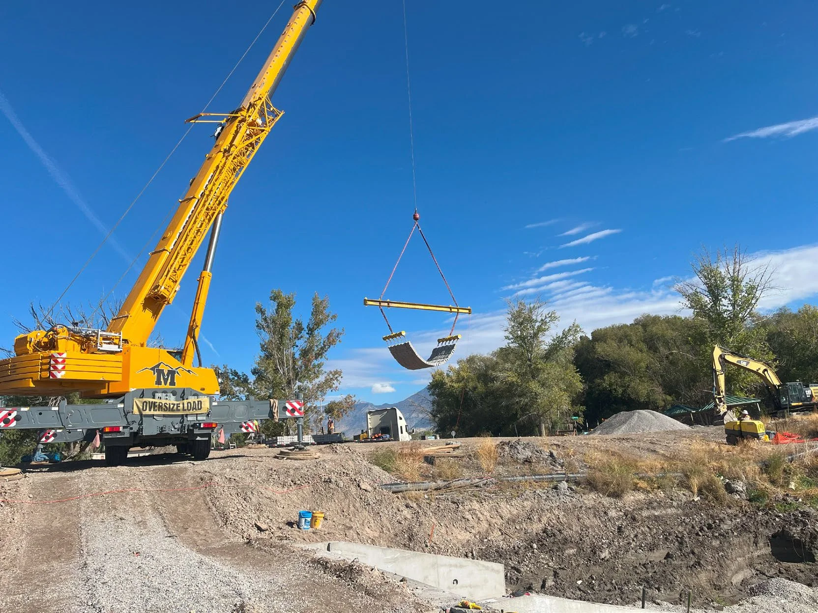 4-Crane and spreader bar for lifting and setting the ACB.jpg