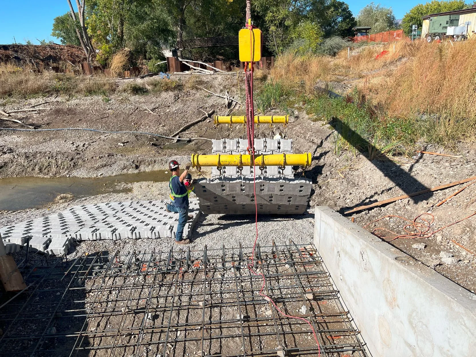 5-Closed cell ACB getting set below structure discharge-rebar for floor slab between wingwalls.jpg
