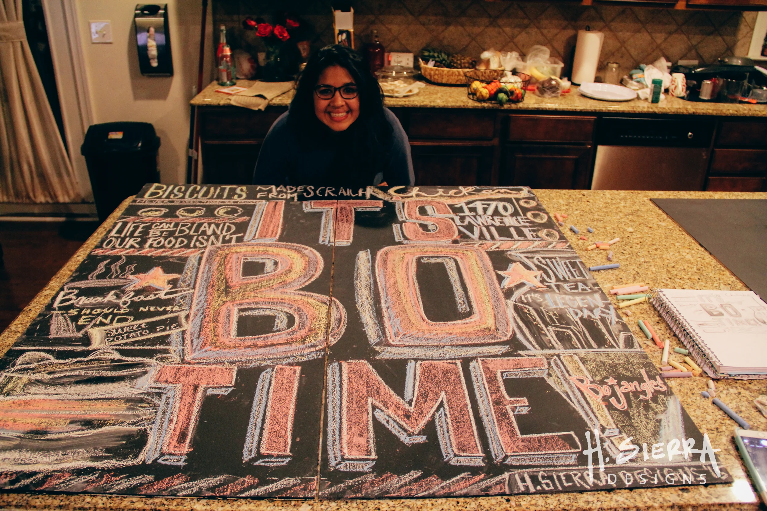 Sometimes creativity happens at night, on a kitchen table. Mi estación de trabajo, en la noche y en la cocina. Siempre hay que crear algo nuevo. 