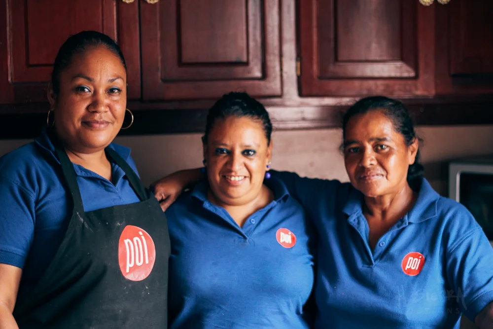 Part of the POI staff. They work really hard everyday to provide good food and keep the facilities clean. Every time I asked them if they were tired, they said it was worth it and that they were honored to do their jobs. | Algunas empleadas de POI. Ellas trabajan muy duro todos los días para hacer la comida y mantener el lugar limpio. Cada vez que les pregunté si estaban cansadas, me decían que su trabajo lo valía. 