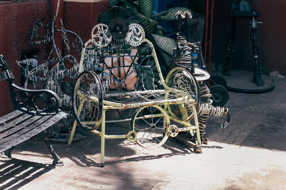 Sculpture in the courtyard. | Escultura en el patio.