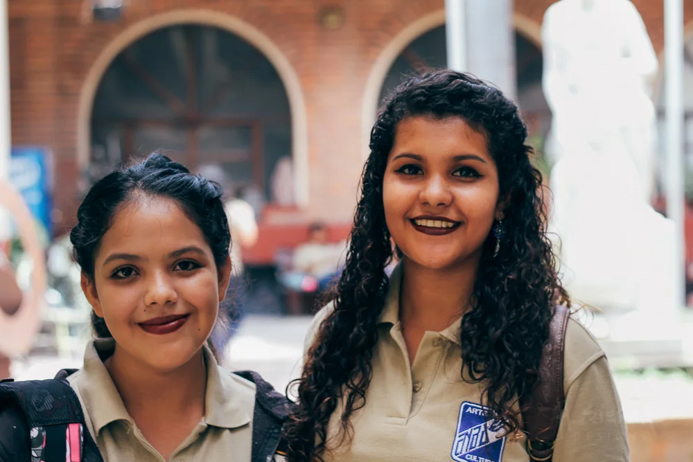 Nicole and Cesia, interested in fine arts and graphic design. | Nicole y Cesia, estudiantes