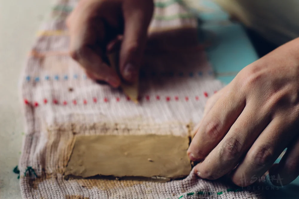 Hands at work. | Manos trabajando