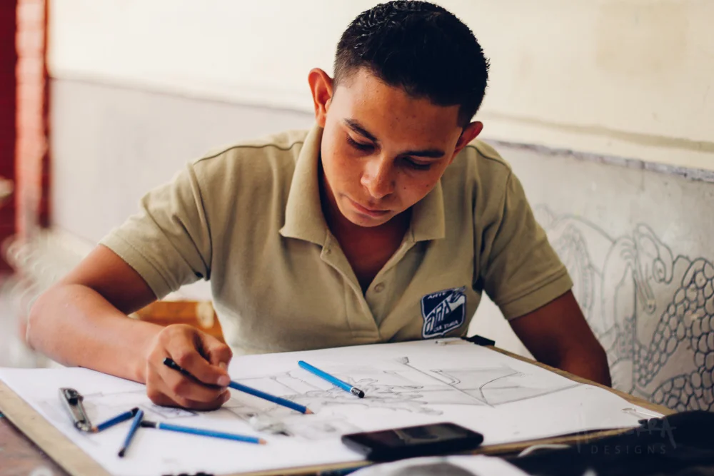 Romario Matute, first year student working on a drawing. | Romario Matute, alumno de primer año trabajando en un dibujo. 