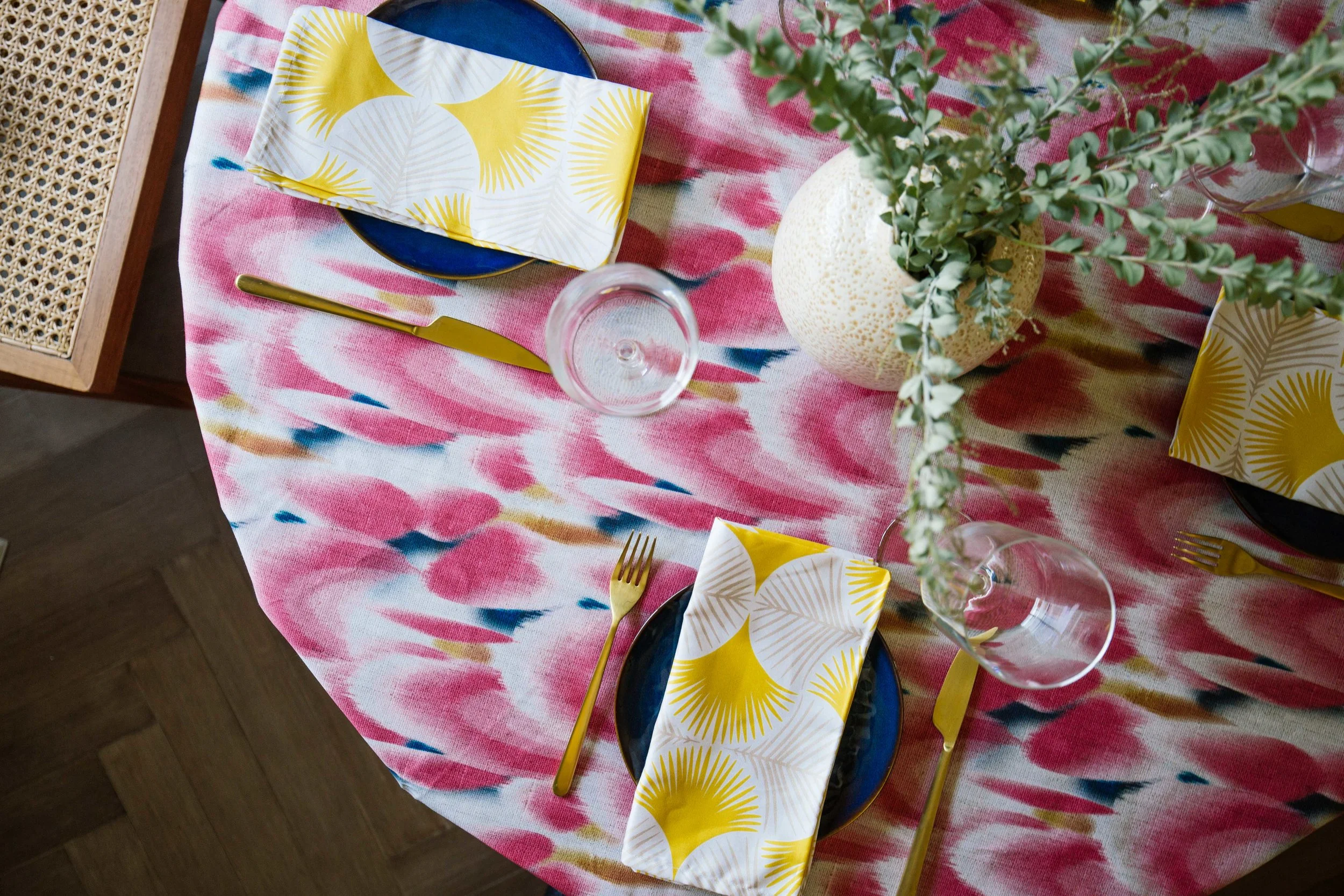 3 Colorful Ways to Style A Dining Table 