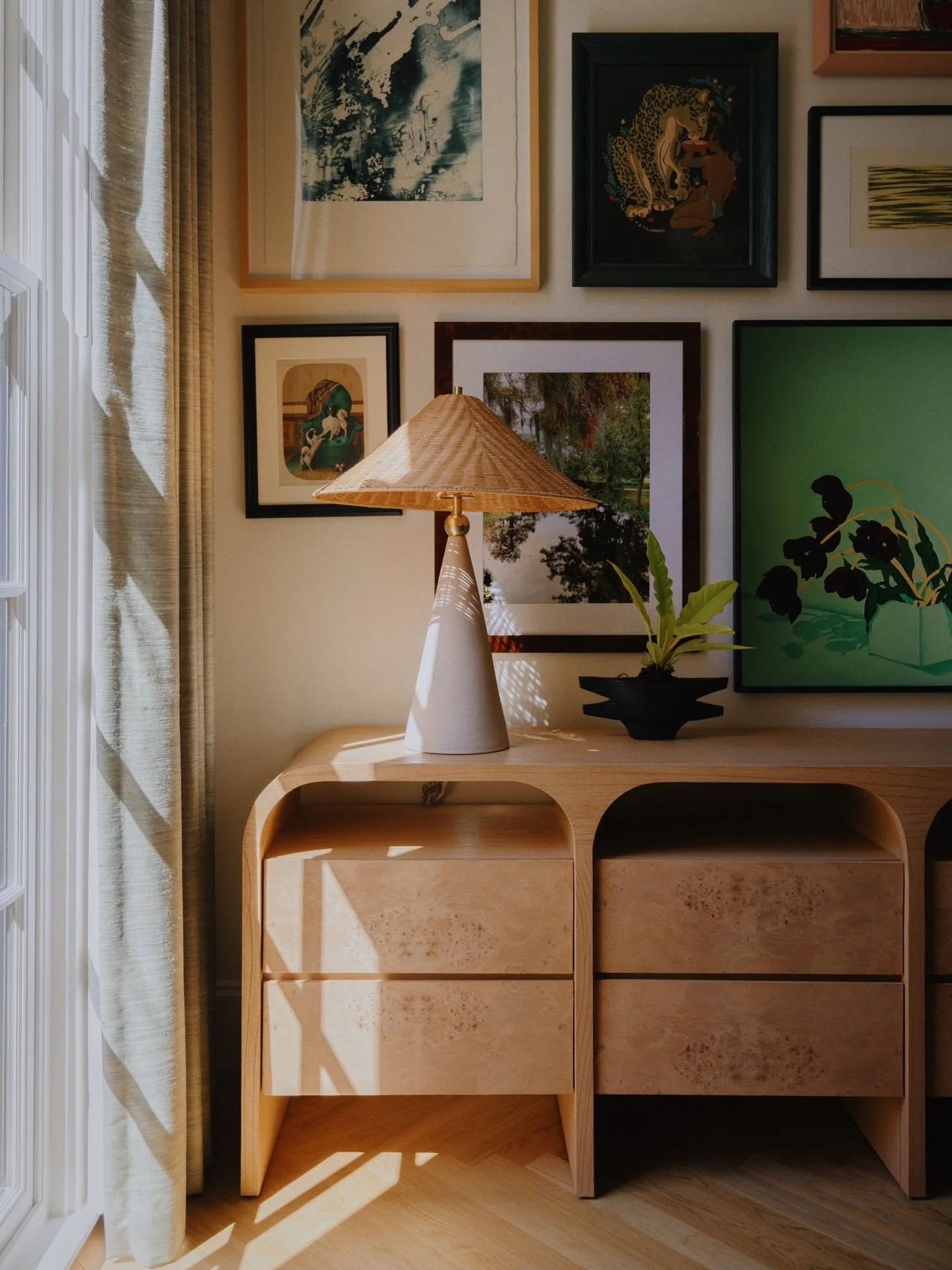 So long, March. Moving into my birthday month with lots of fire energy. Where my Aries baddies at?
&mdash;
1. Corner light magic 
2. Verbena being silly
3. Crawfish boils in full effect
4. Lush ferns
5. Hung them up with drip irrigation
6. Date night