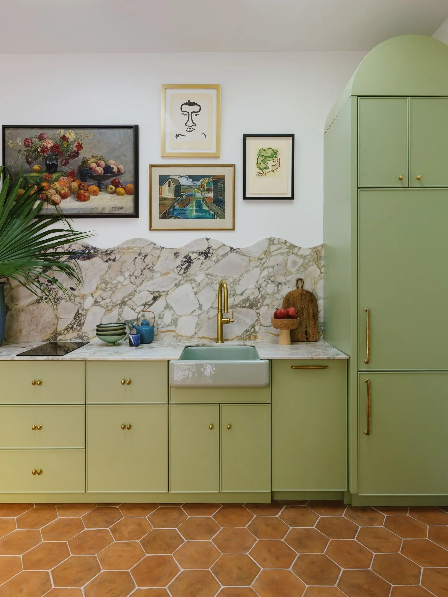 Welcome to my cottage kitchenette and bath/laundry space! It was truly a labor of love with @FergusonHomeOfficial. Since it&rsquo;s a compact space, I was very intentional about making it beautiful and functional. I didn&rsquo;t want the appliances t