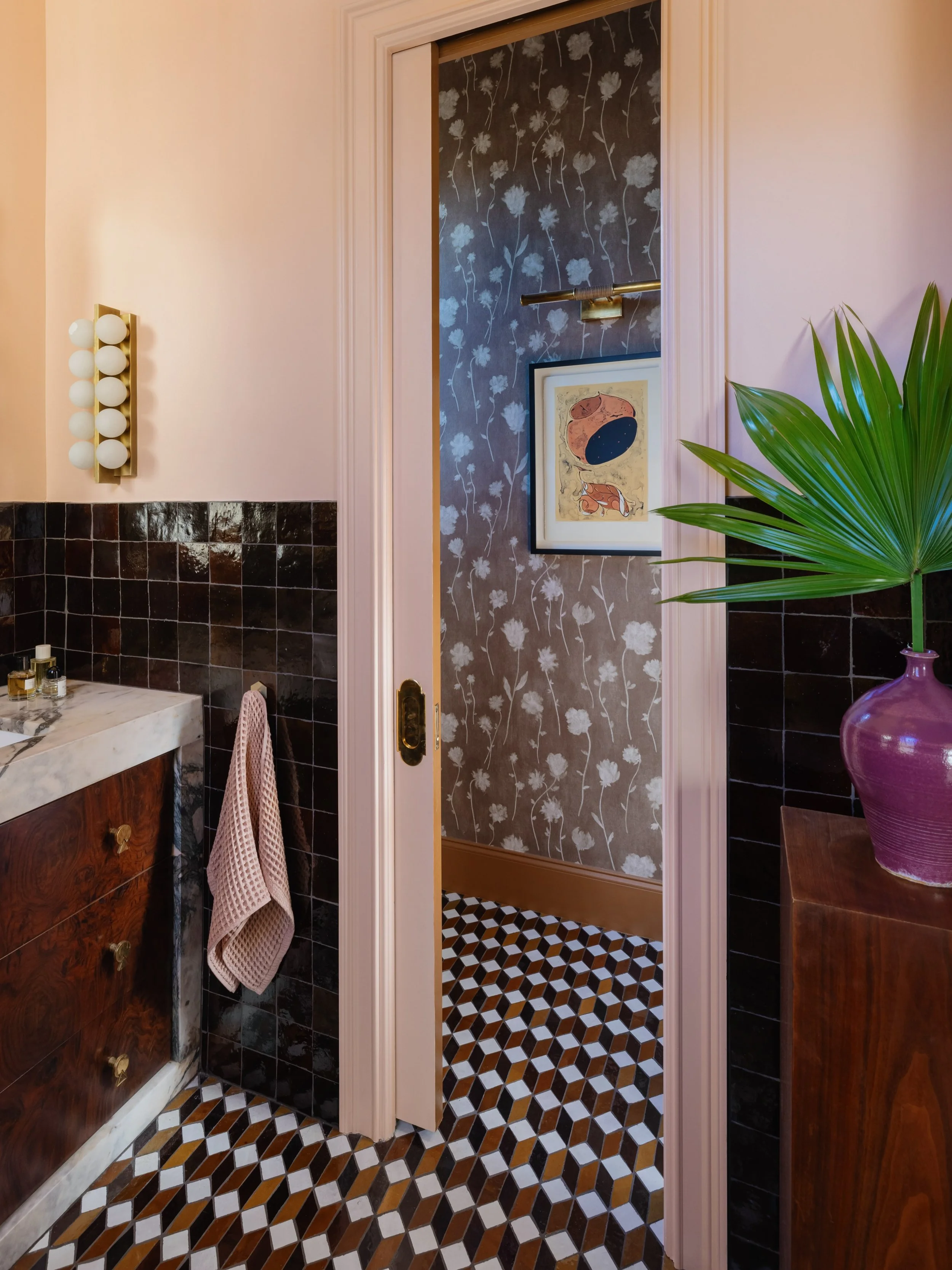 Now let&rsquo;s step inside the water closet of my moody dreams. I chose @backdrop&rsquo;s &ldquo;Before Midnight&rdquo; wallpaper in chocolate because it has this fuzzy, textural quality and the florals perfectly softens up all the geometric pattern