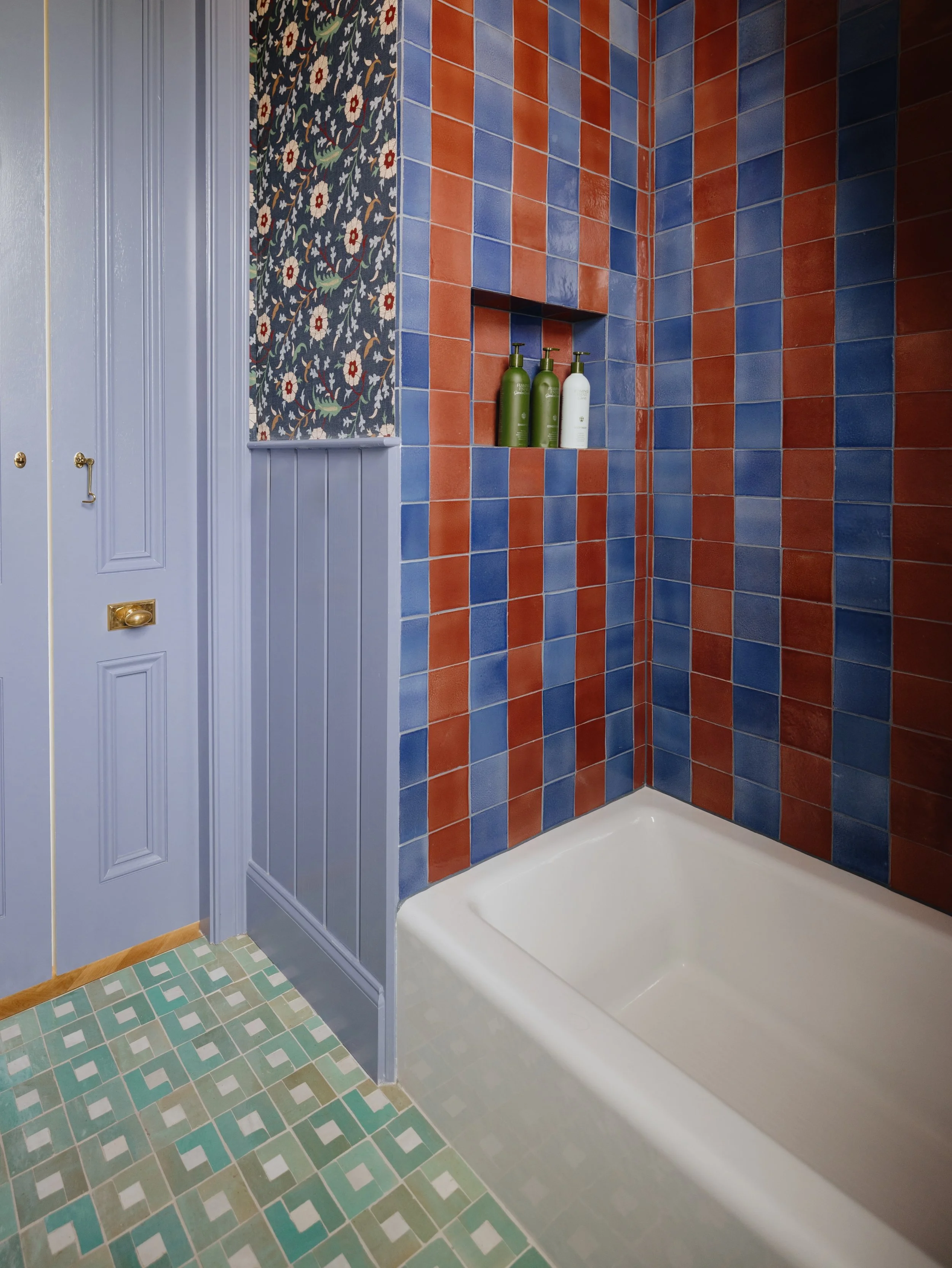 The guest bath is a full-on maximalist dream. I was lucky enough to sample these glazed terra cotta tiles in person at the @Zia_Tile warehouse in Los Angeles. Their new collections constantly have me dreaming up new spaces. The striped wall tiles wer