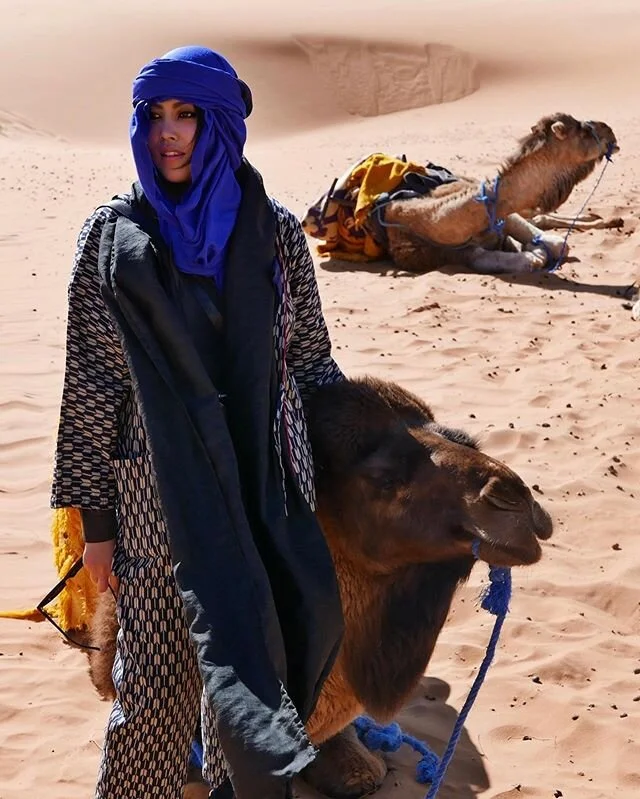 I asked the Berber folks that were taking care of us in the desert to help me make a turban for when we ride the camel so I can protect my face. They wanted to call one of the ladies so she can help me do it in a more feminine style. I declined polit