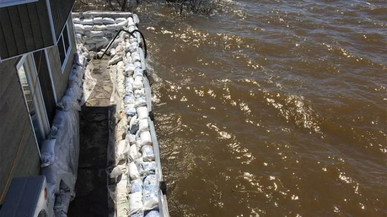 Sandbags holding back floodwater (Eastern Ontario Network, 2018)