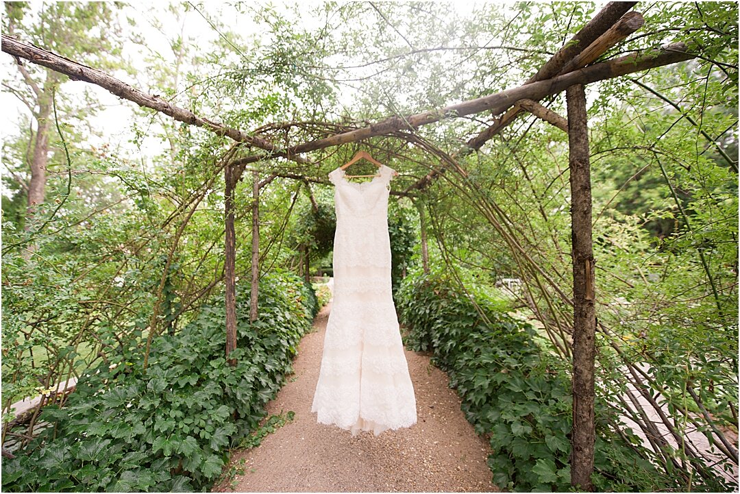 los-poblanos-wedding-gown-bridal-dress-lace-gardens-summer-wedding