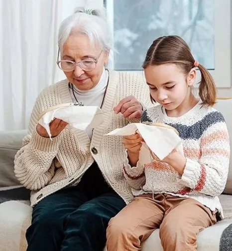 EMBROIDERY ORNAMENT (family) age 3+ must be accompanied by an adult