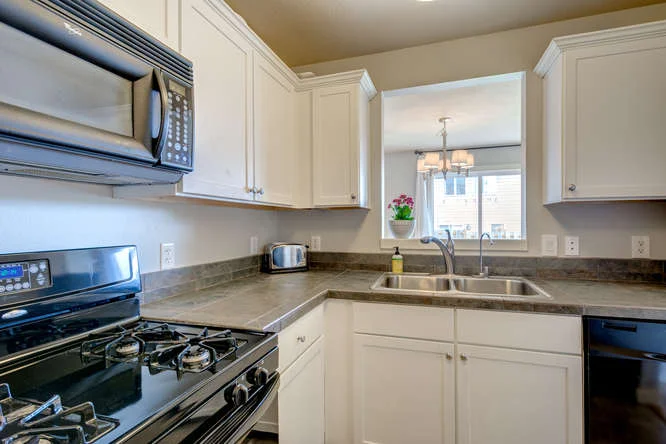 921 NW 3rd Ave Canby OR 97013-small-018-5-921 NW 3rd Avenue12-666x445-72dpi.jpg