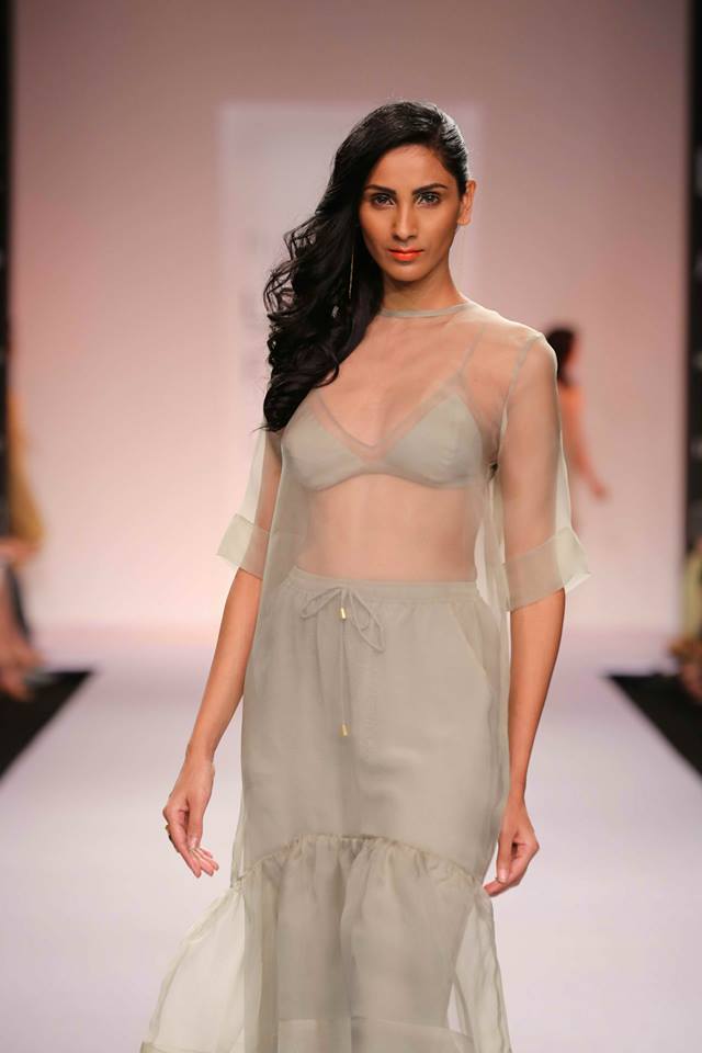 lfw-sr14-nishika-lulla-07.jpg