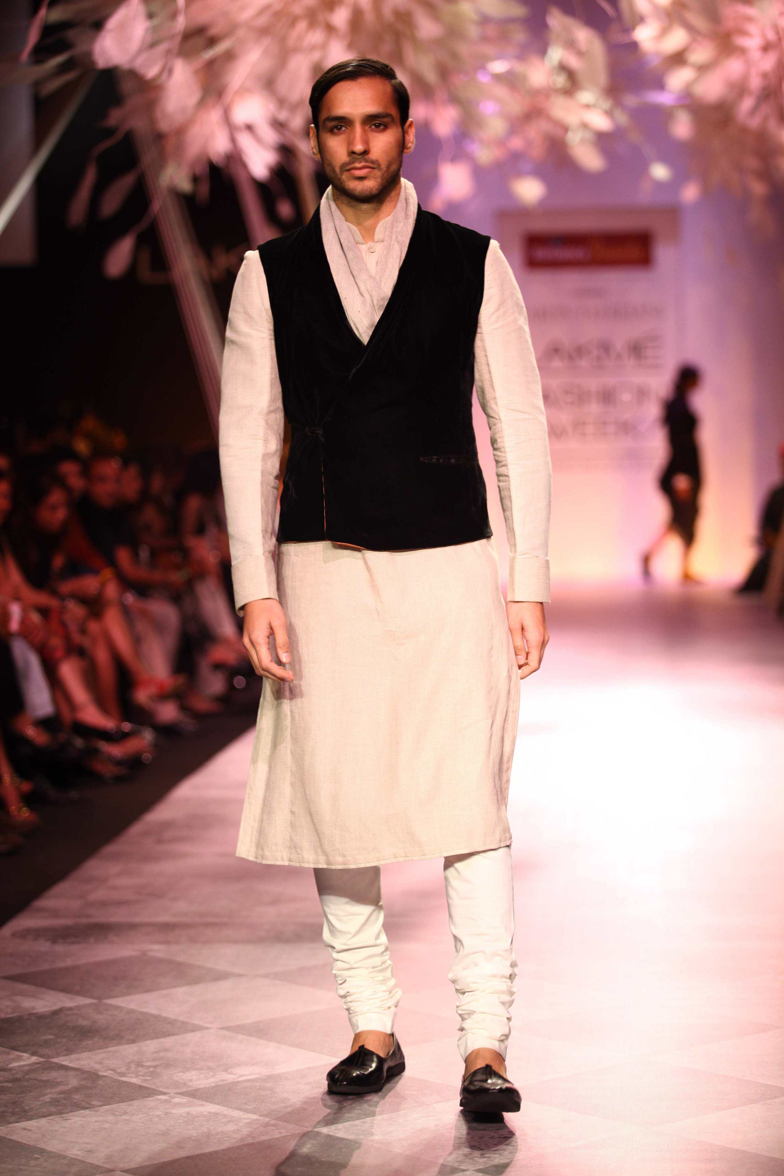 Tarun Tahiliani SS'14 Collection at LFW SR 2014 4.jpg