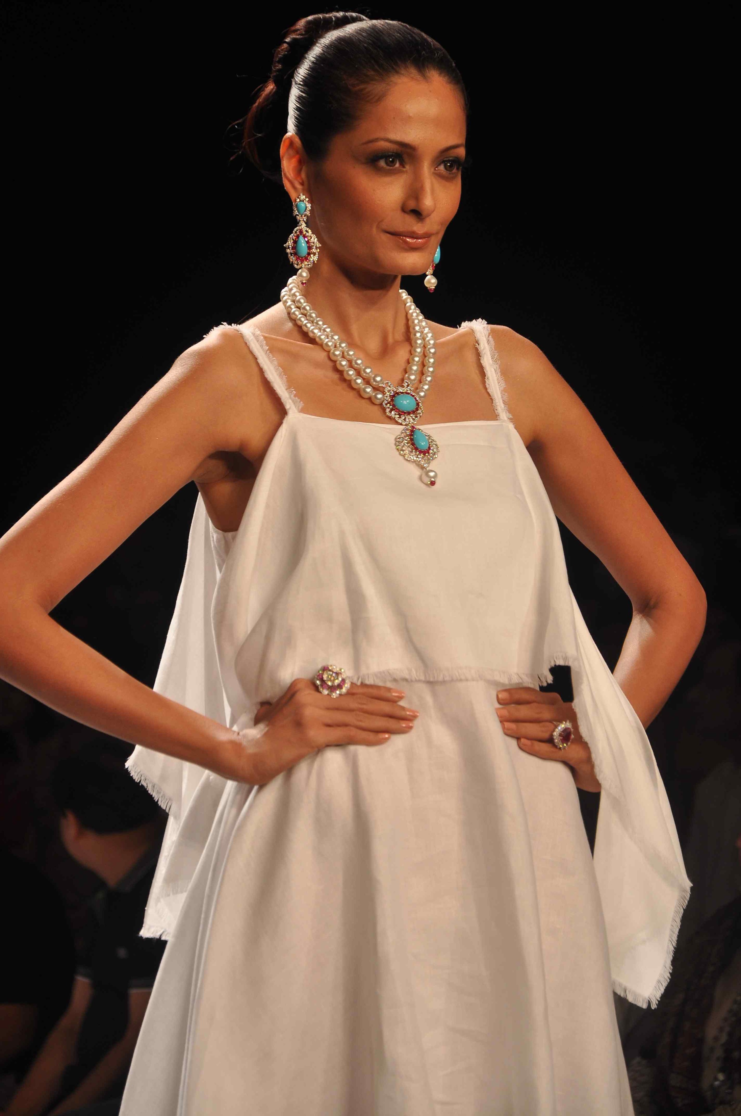 Models walking the ramp for Farah Khan Ali at IIJW 2014.jpg