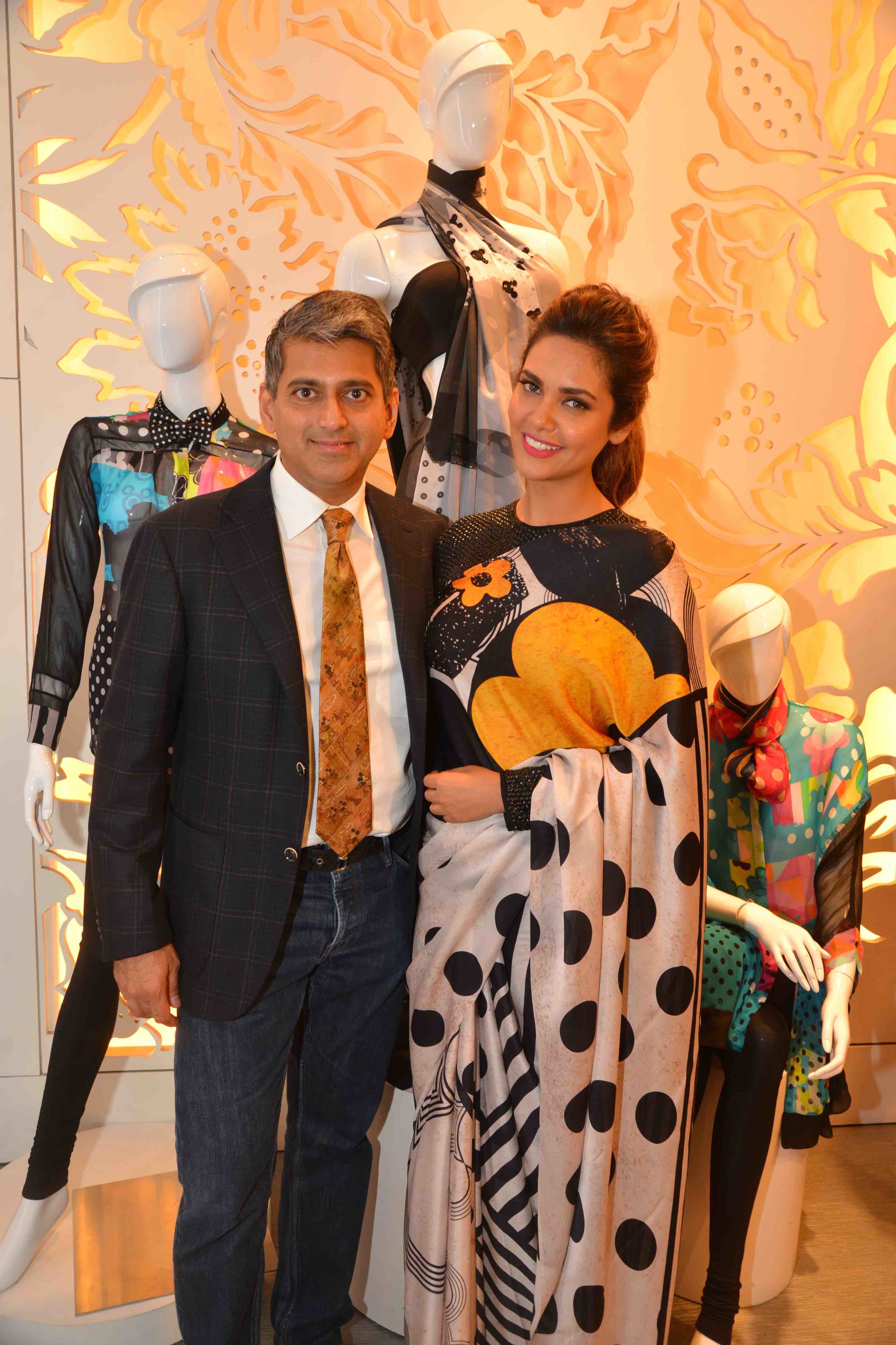 Sanjay Kapoor & Esha Gupta